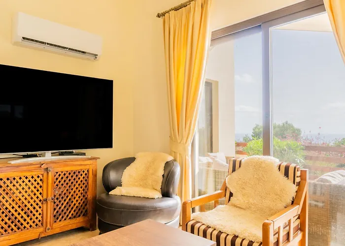 Villa Pleiades - Sea Views, Private Pool & Hot Tub Kouklia